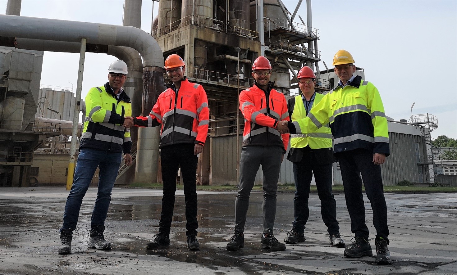 After thorough hand cleaning, handshakes on the new agreement were given between Aalborg Portland and Aalborg Forsyning.